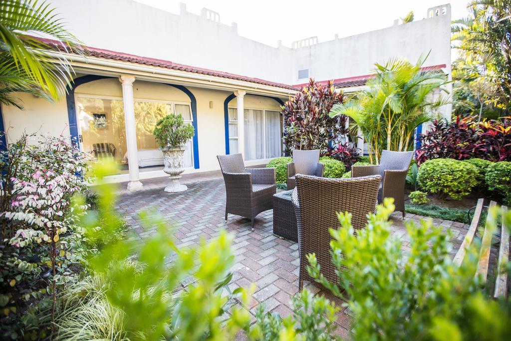 Santorini Guesthouse East London Bagian luar foto